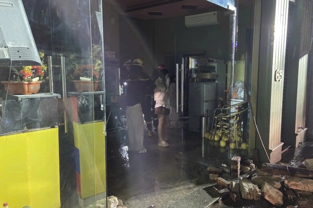 Cháy quán cà phê ca nhạc ở Hà Nội, 15 người được cứu thoát an toàn - 2