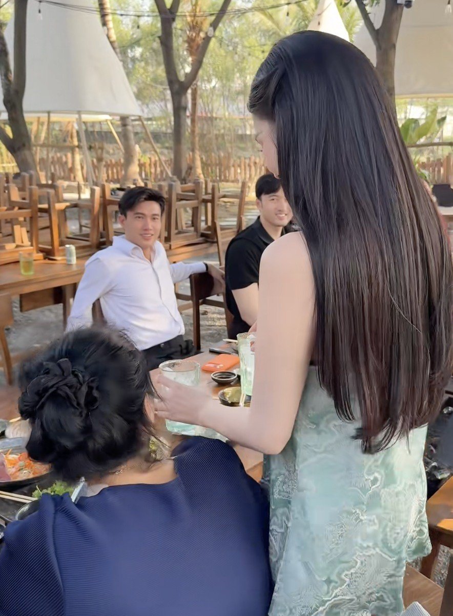 Lộ ảnh Ngọc Trinh ra mắt gia đình 1 nam diễn viên Vbiz giàu có, đẹp trai- Ảnh 2.