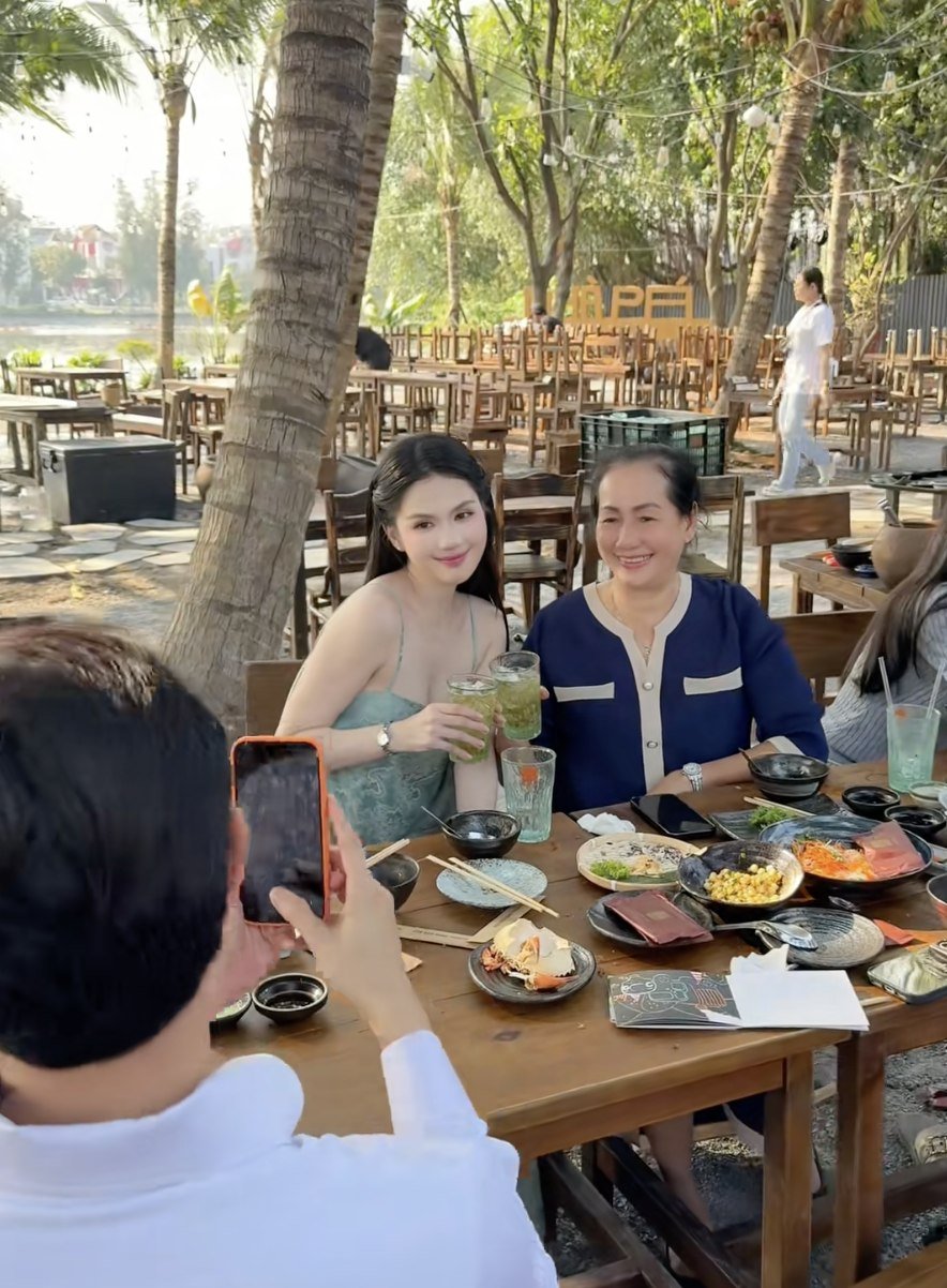 Lộ ảnh Ngọc Trinh ra mắt gia đình 1 nam diễn viên Vbiz giàu có, đẹp trai- Ảnh 3.