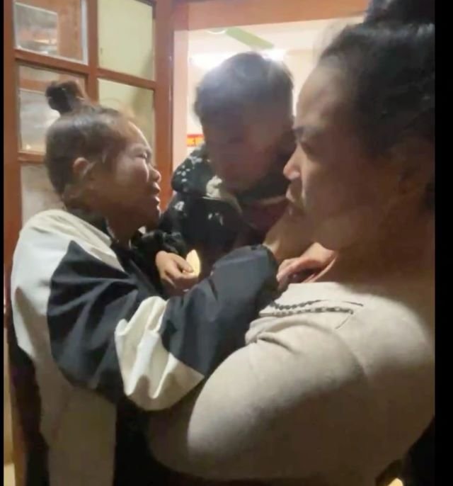 hoc-sinh-lop-1-bi-co-giao-nhot