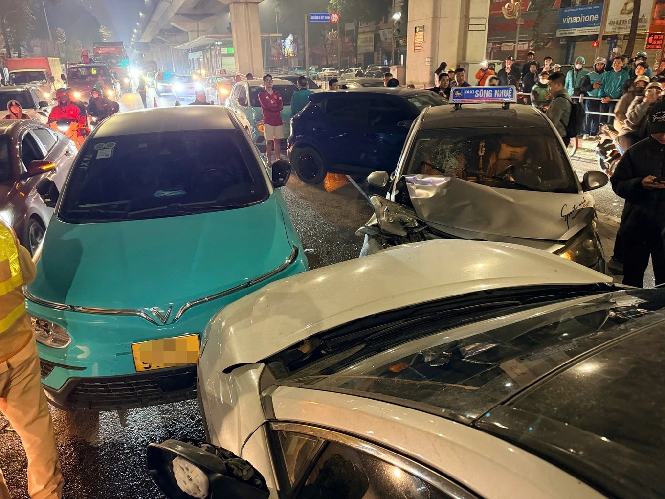 12-1770852886-ha-noi-nu-tai-xe-lai-xe-di-nguoc-chieu-gay-tai-nan-lien-hoan-voi-4-o-to.webp