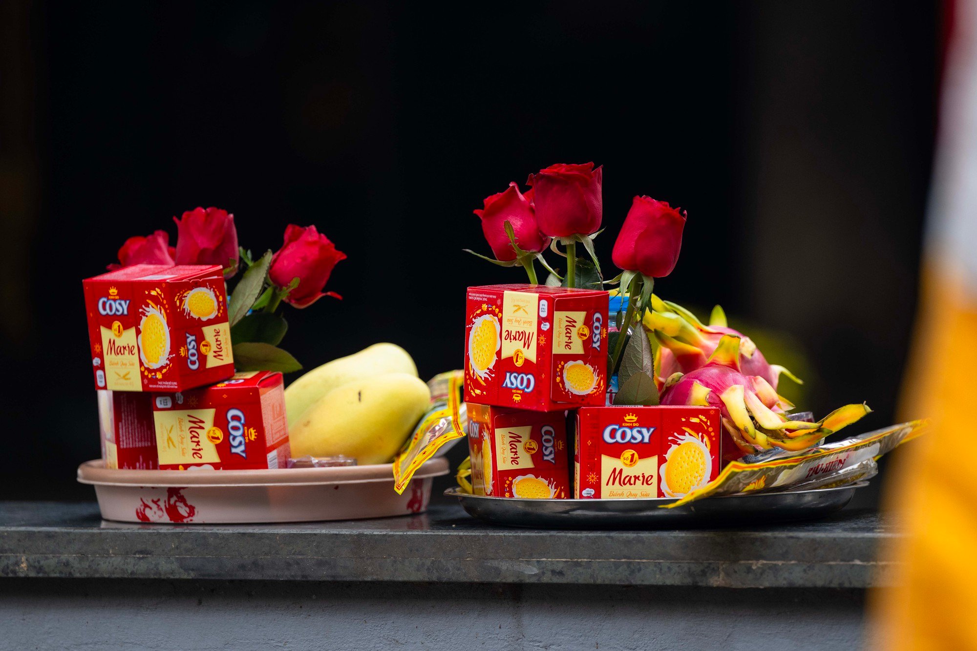 Một ngôi chùa ở Hà Nội đông nghẹt dịp Valentine, có người bay từ TP.HCM ra để xin 