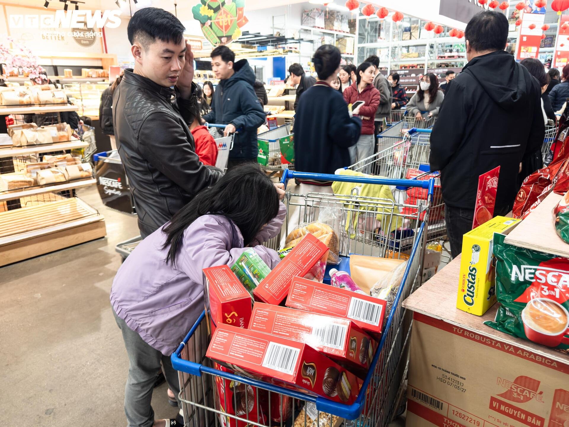 Người dân ùn ùn mua sắm Tết, siêu thị ở Hà Nội 'không lối thoát'- Ảnh 12.