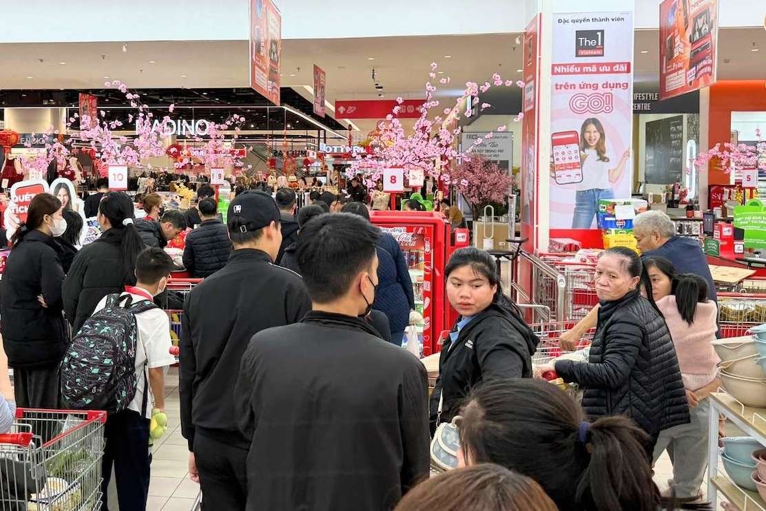 Quầy thanh toán hoạt động hết công suất, nhiều khách hàng xếp hàng chờ đến lượt thanh toán trong khung giờ cao điểm. Ảnh: Phương Anh 