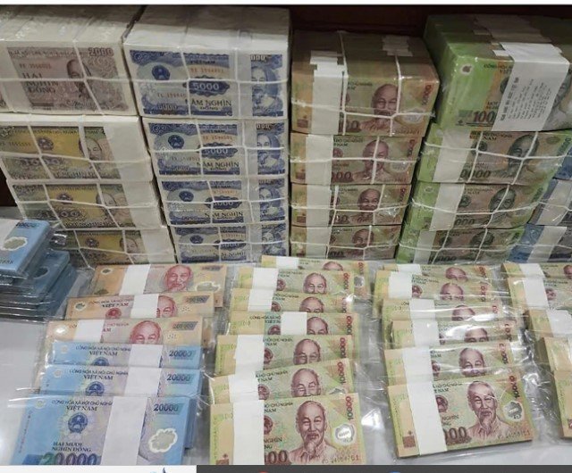 Nhan-vien-ngan-hang-lua-doi-tien-moi-1