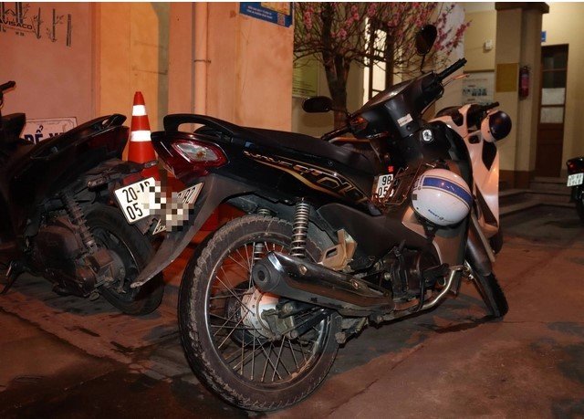 Nguoi-dan-ong-tu-trom-xe-cua-minh-2