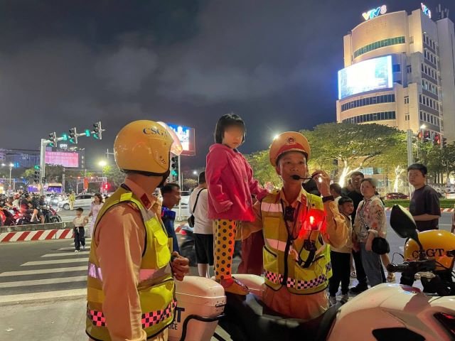 chau-be-di-lac-dem-giao-thua