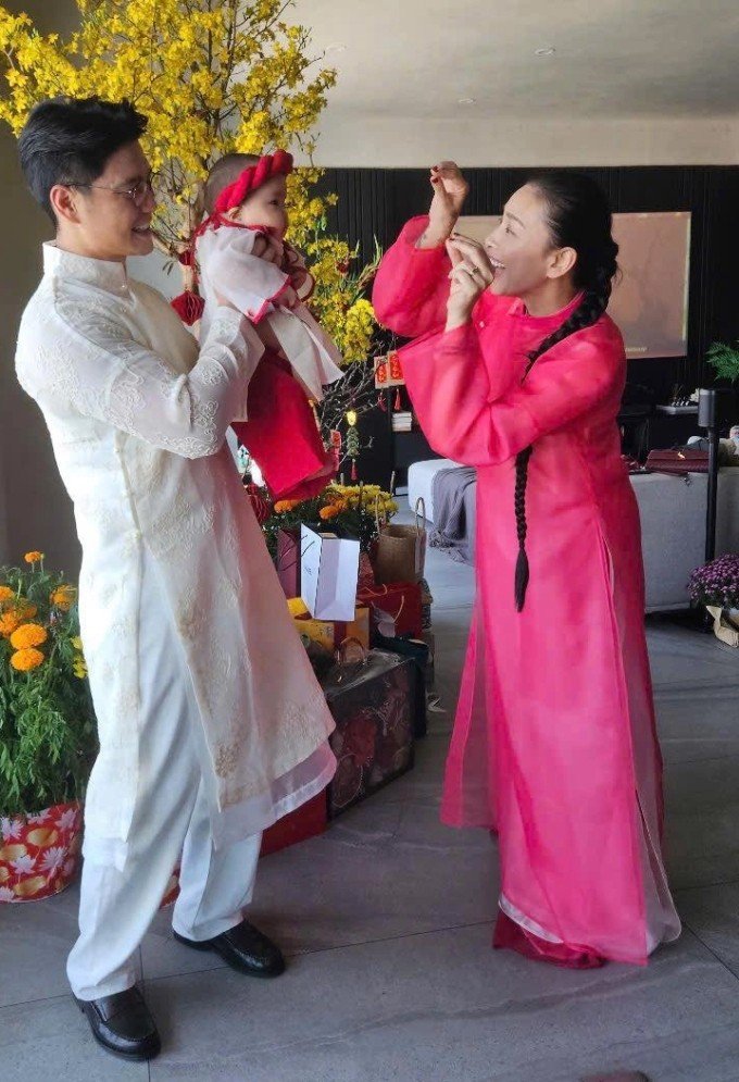 Vợ chồng Ngô Thanh Vân nô đùa cùng con gái, hôm mùng 1 Tết.