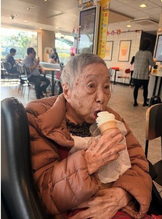 Nữ diễn viên vào viện dưỡng lão, đón người giúp việc 102 tuổi về ăn Tết gây xúc động- Ảnh 3.