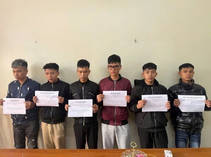 nhom-thanh-nien-danh-hoi-dong-cong-an-1