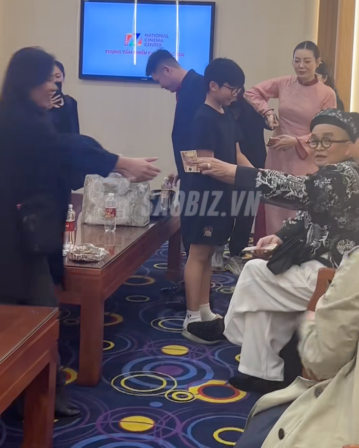 Hình ảnh nghệ sĩ Xuân Hinh vui vẻ lì xì cho khán giả. (Ảnh chụp màn hình TikTok Saobiz.vn)