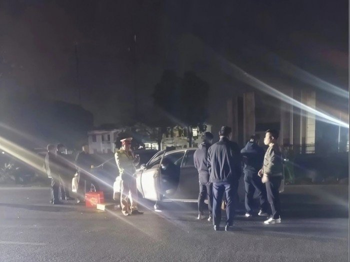 nam-thanh-nien-dung-sung-cuop-oto-2