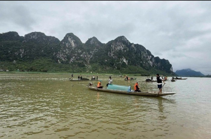 gia-dinh-7-nguoi-bi-lat-thuyen-o-song-gianh