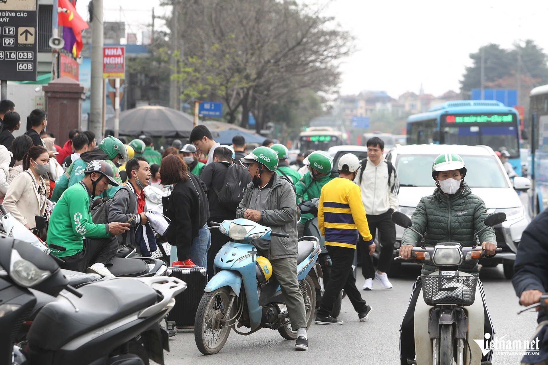 21-1771669508-cua-ngo-ha-noi-chat-kin-xe-co-khi-ky-nghi-tet-chua-ket-thuc.jpg