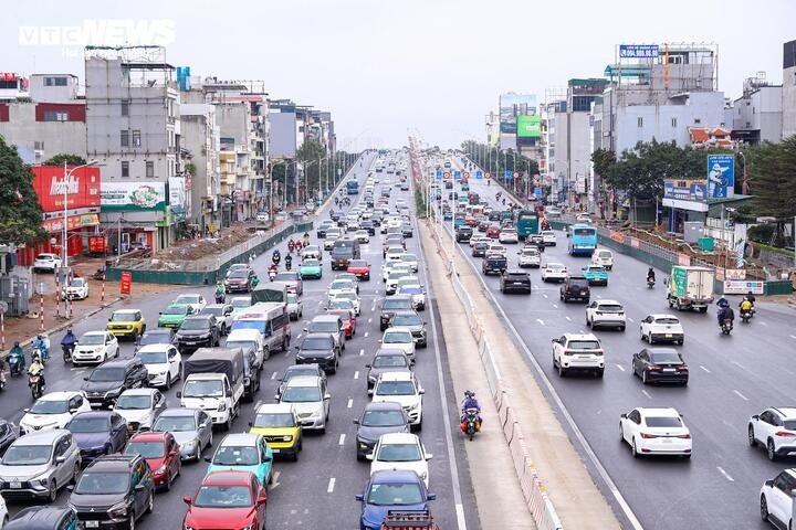 Đội mưa gió, dòng người ùn ùn đổ về Thủ đô sau kỳ nghỉ Tết- Ảnh 3.