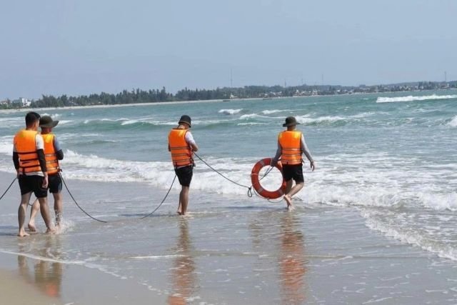 ba-cha-con-duoi-nuoc-tam-bien