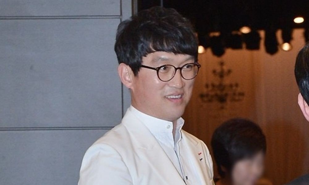 Xe chở nam diễn viên lao đầu vào gầm xe tải với tốc độ 200km/h, bị xé toạc nóc- Ảnh 3.