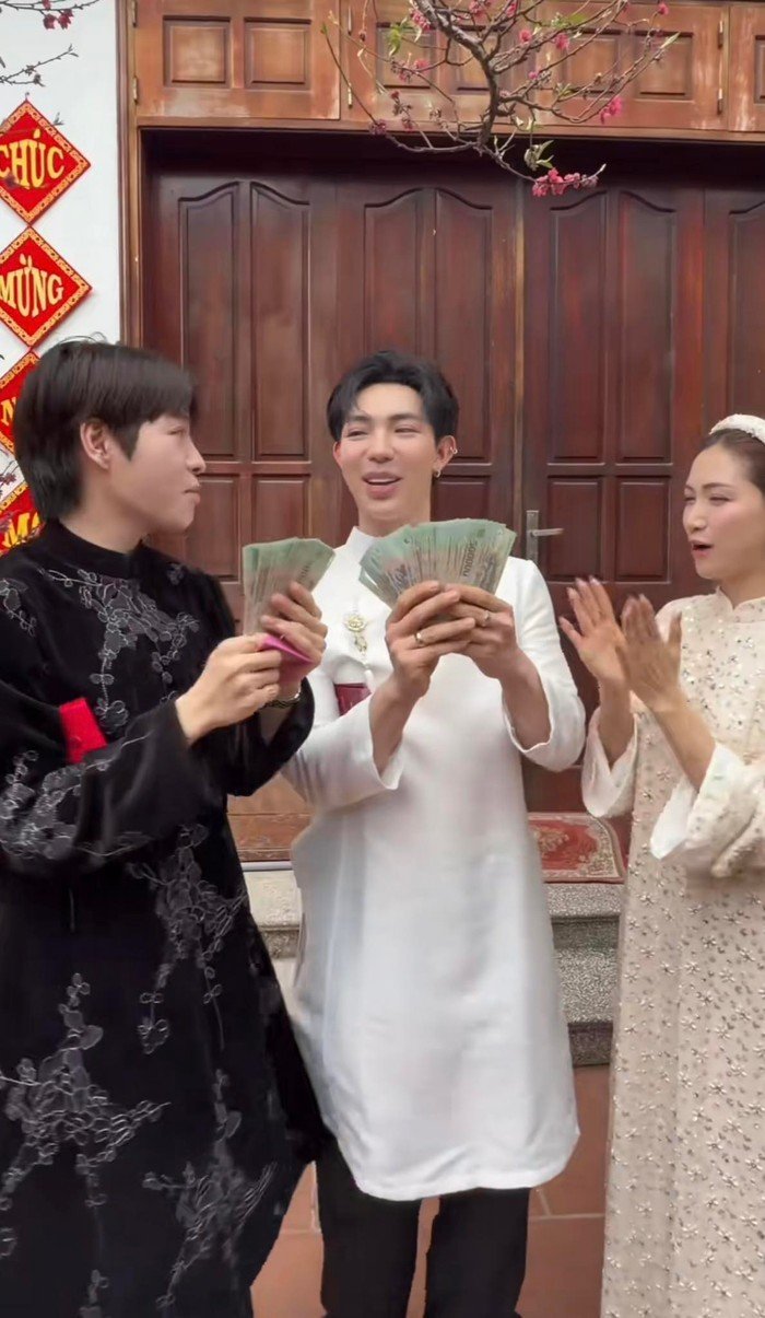 Nữ ca sĩ tặng lộc cho 2 người em thân thiết là xấp tiền mệnh giá 500 nghìn/tờ.