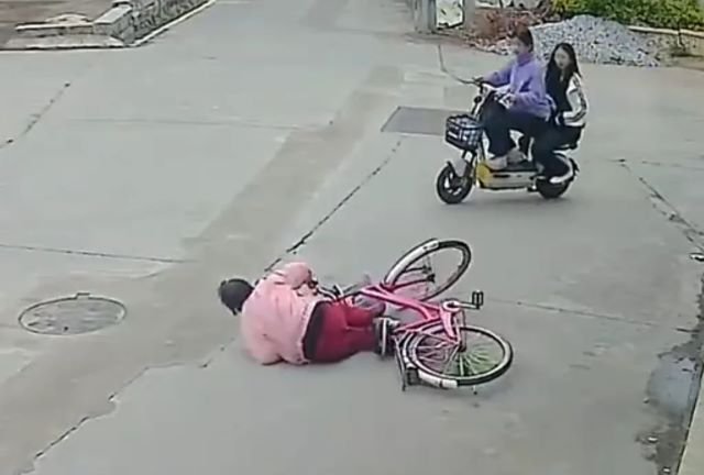 nu-sinh-giup-ba-cu-nga-xe