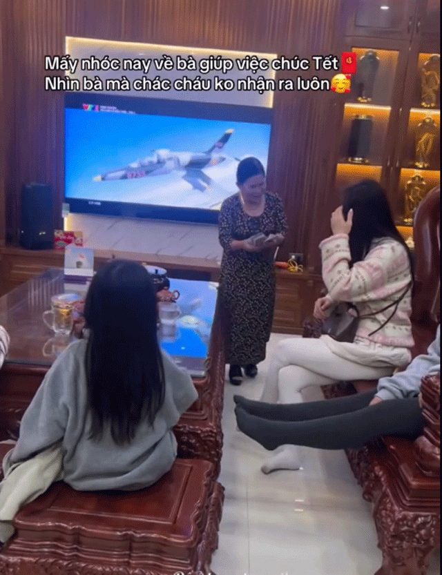 Chu-nha-choang-ve-co-ngoi-cua-giup-viec-2