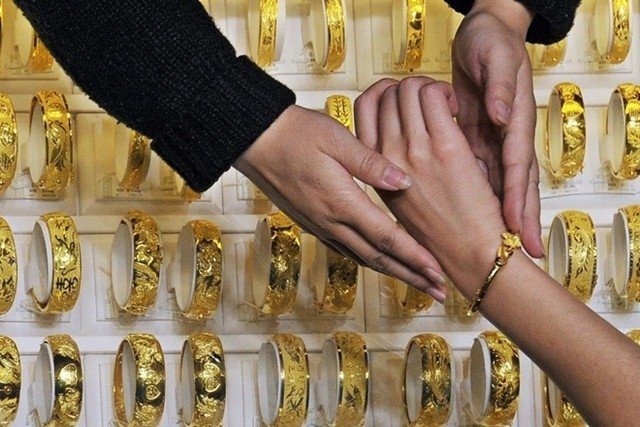 nguoi-dan-deo-vang-co-can-hoa-don-3