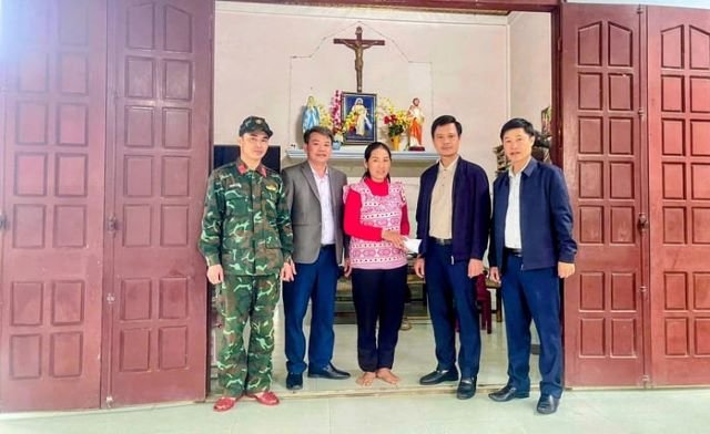 khen-thuong-hai-cha-con-cuu-nguoi-duoi-nuoc-tren-song-gianh