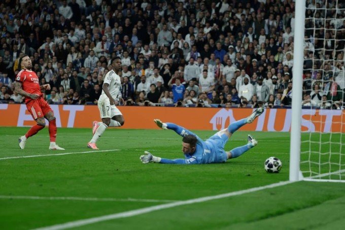 Vinicius (áo trắng) ấn định chiến thắng trận Real 2-1 Benfica ở lượt về vòng play-off Champions League tối 25/2. Ảnh: AS