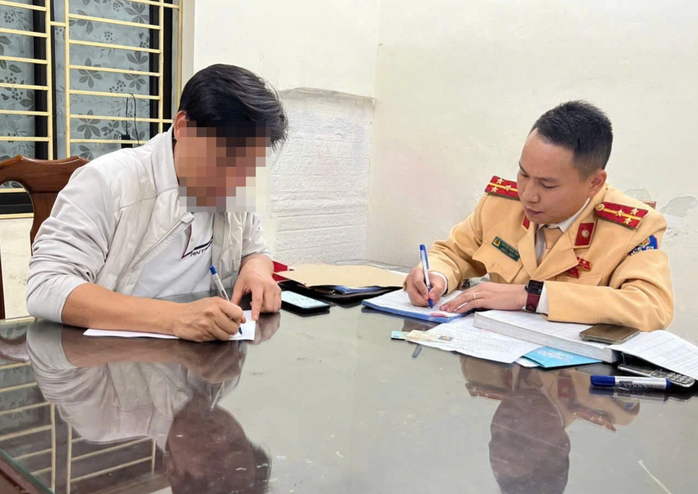 Hà Nội xử phạt Tài xế ô tô bế trẻ con khi tham gia giao thông - Ảnh 1.