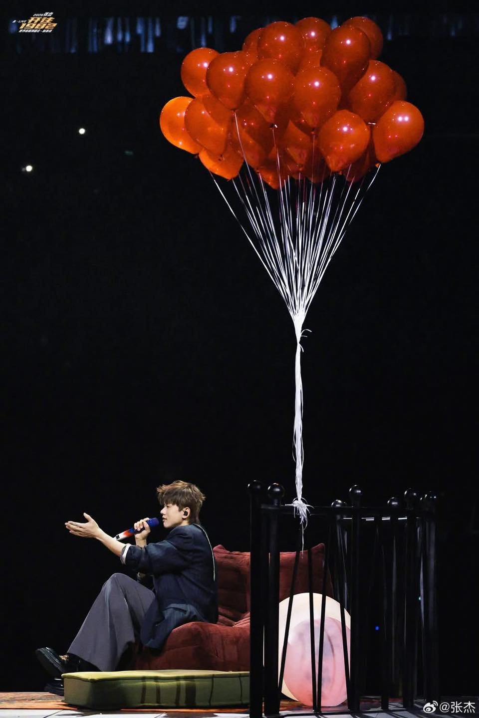 26-1772079960-nam-ca-si-tang-hon-6-chi-vang-rong-cho-fan-ngay-tren-san-khau-concert.jpg