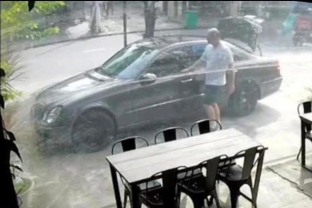 nguoi-nuoc-ngoai-trom-o-to