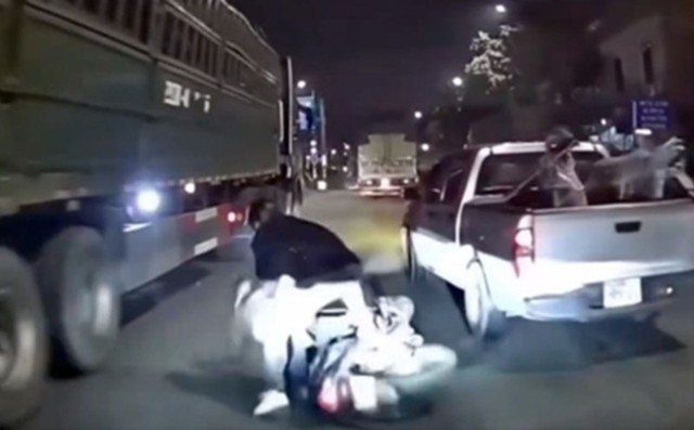 xe-ban-tai-chen-nga-xe-may-4