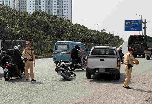 xe-ban-tai-chen-nga-xe-may-1