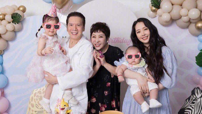 Tỷ phú 77 tuổi 'gây sốc' khi để con dâu thừa kế tài sản 150 nghìn tỷ đồng Ảnh 1