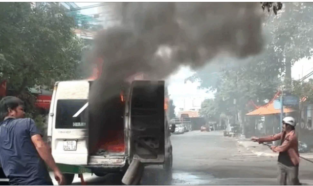 o-to-16-cho-boc-chay