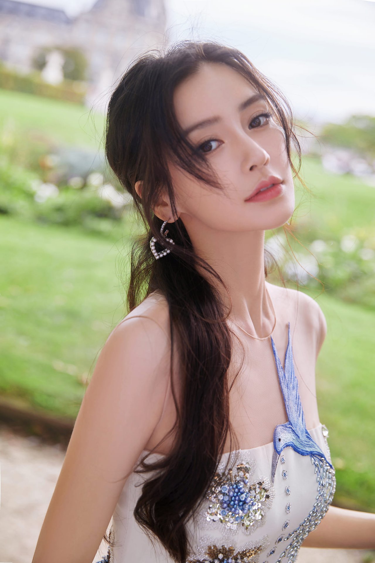 04-1772592440-angelababy-bi-khui-chuyen-hen-ho-trai-tre-tai-hong-kong-nghi-van-ngam-so-ke-voi-huynh-hieu-minh.webp