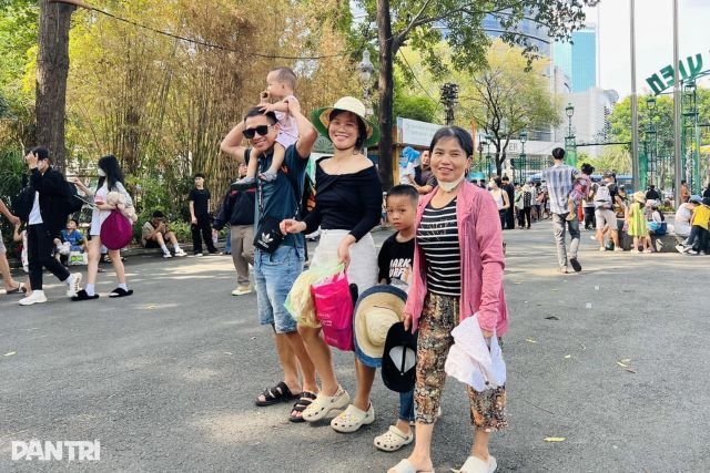 phu-huynh-dua-con-di-choi-dip-le