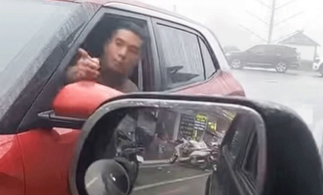 Tai-xe-oto-di-nguoc-chieu-2