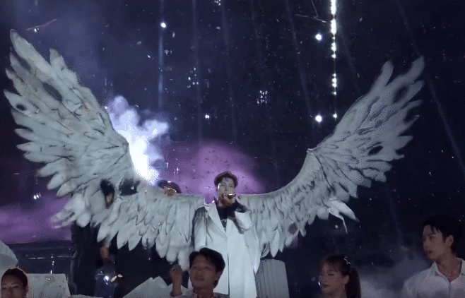 Nam ca sĩ Việt đeo cánh dài 3 mét, lửa bập bùng cháy phát sợ- Ảnh 3.