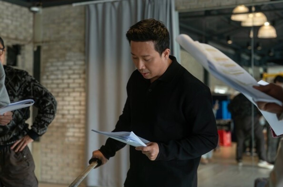 Lộ ảnh Trấn Thành đọc kịch bản phim mới với Park Bo Gum, còn được báo Hàn gọi bằng 6 từ oách vô cùng- Ảnh 3.