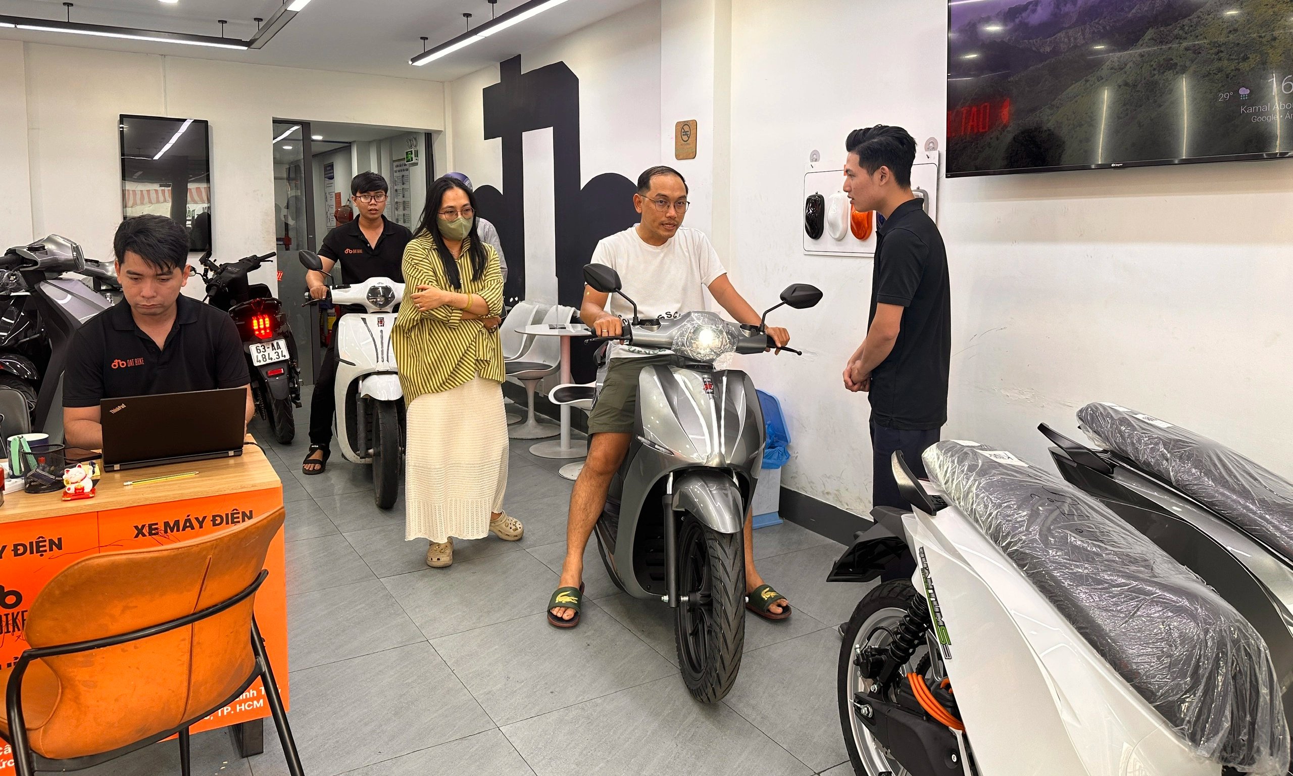 10-1773151095-nguoi-viet-do-xo-mua-xe-may-dien-nhieu-cua-hang-ban-tang-dot-bien.webp