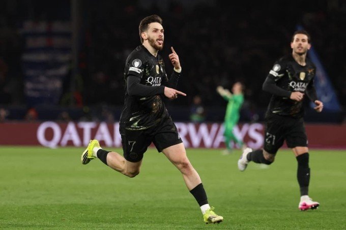 Kvaratskhelia mừng bàn ấn định chiến thắng 5-2, trên sân Parc des Princes, Paris, Pháp hôm 11/3. Ảnh: Reuters