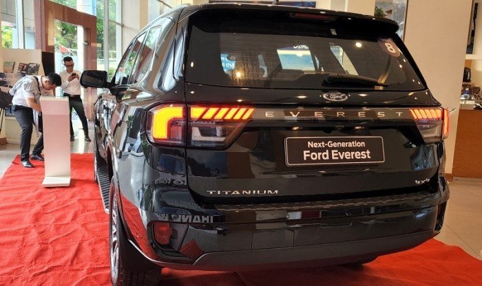 Giá xe Ford Everest lăn bánh cập nhật đầu tháng 3/2026 rẻ át vía Hyundai Santa Fe và Toyota Fortuner ảnh 6