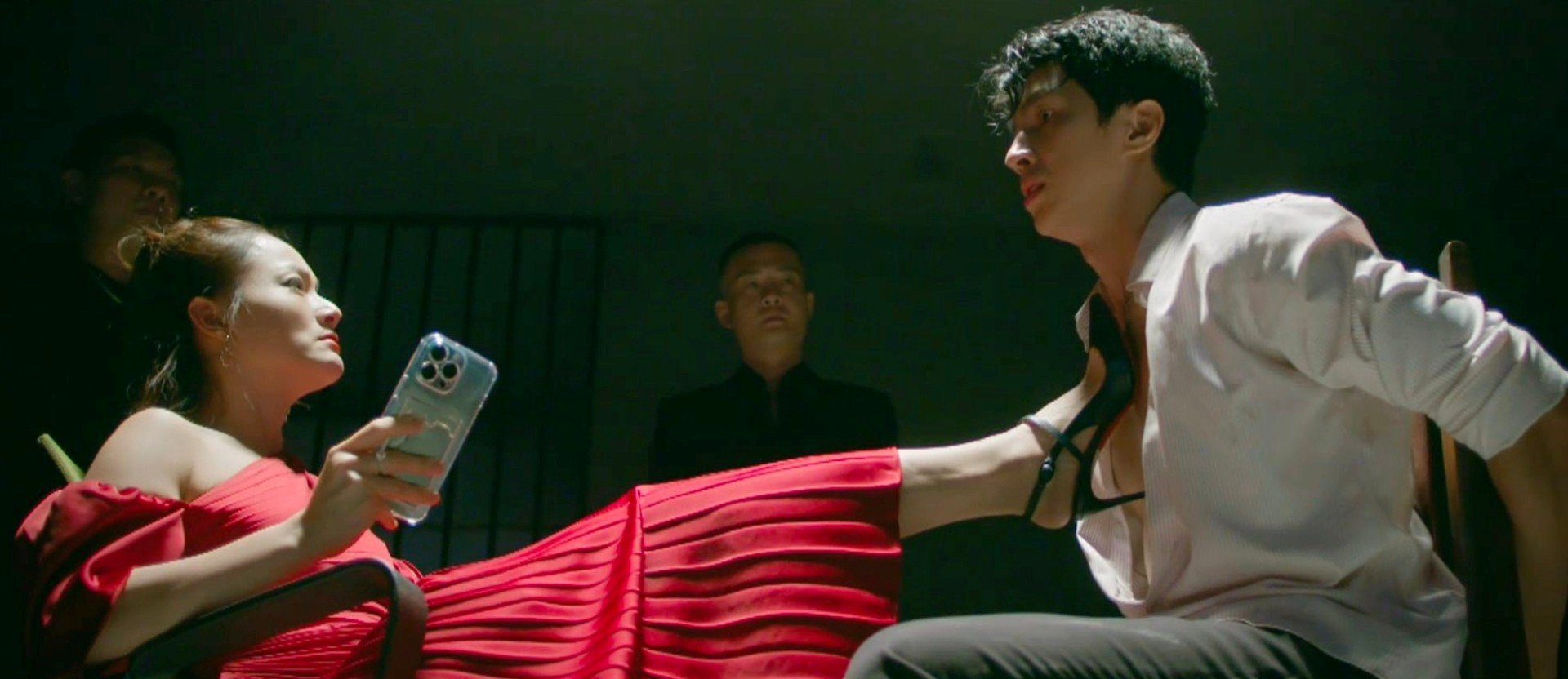 14-1773453570-lan-phuong-khang-dinh-dang-cap-dien-xuat-qua-vai-dien-tam-ly-nang-do-trong-dong-ho-dem-nguoc