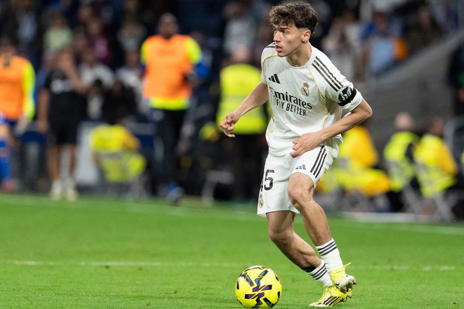 14-1773472265-thiago-pitarch-hien-tuong-18-tuoi-dang-lam-thay-doi-dien-mao-real-madrid