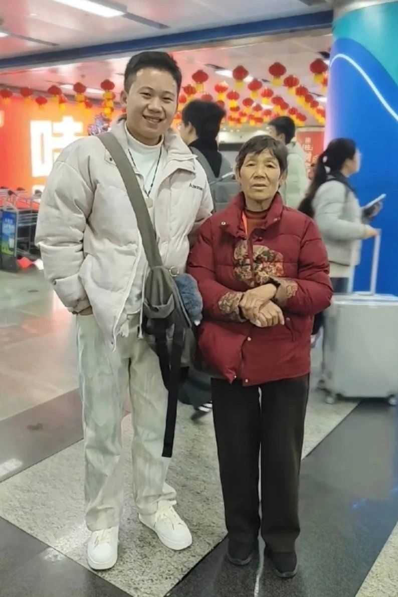 15-1773534732-tam-giay-dan-tren-vali-cua-nguoi-phu-nu-lon-tuoi-khien-cong-dong-mang-xuc-dong