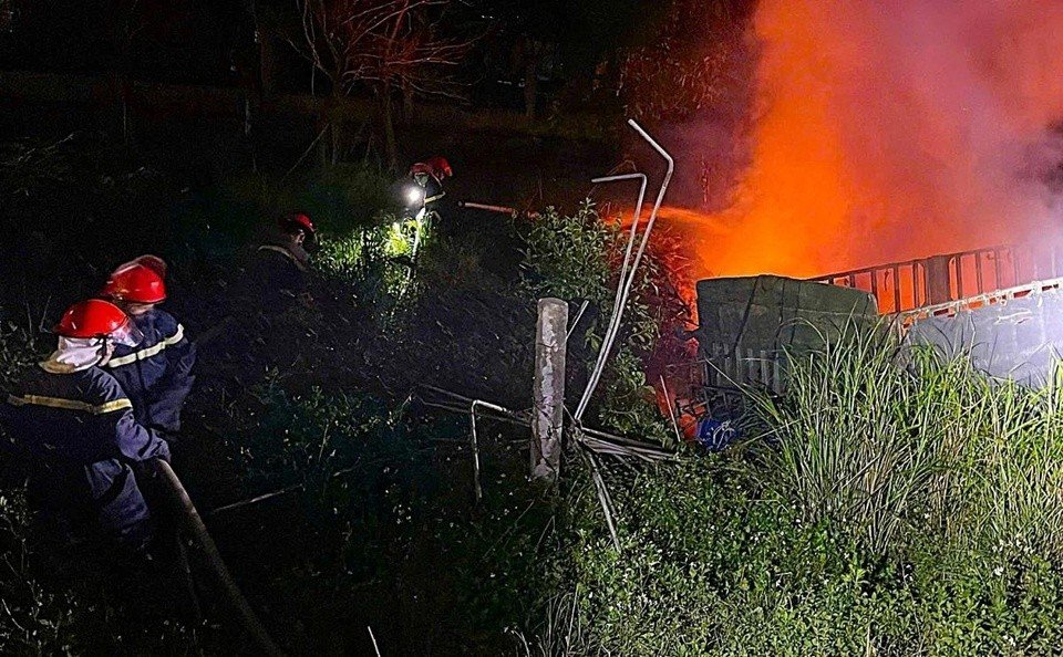 15-1773539777-xe-dau-keo-boc-chay-du-doi-tren-quoc-lo-1a-tai-xe-tu-vong-tai-cho