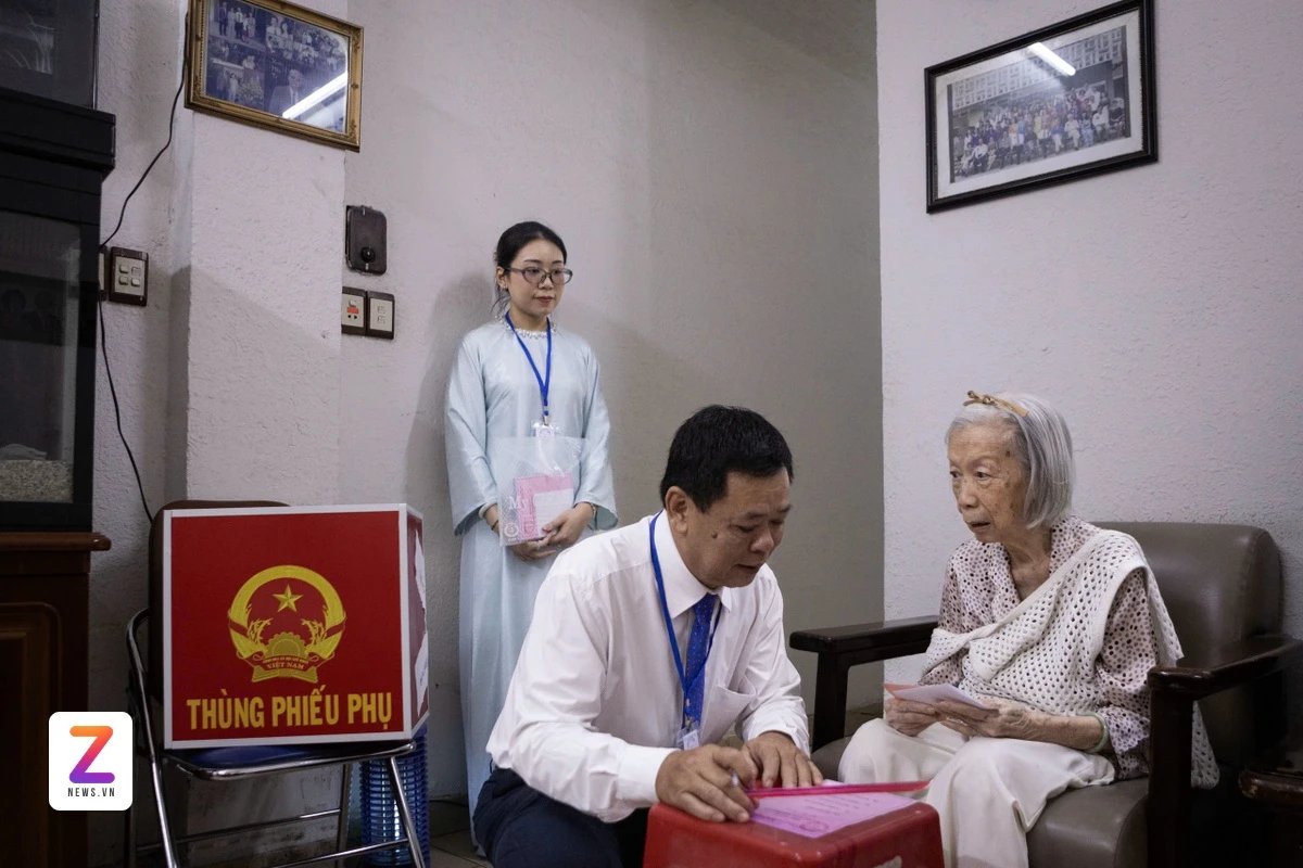 15-1773545331-mang-thung-phieu-den-tan-nha-cho-cu-ba-91-tuoi-thuc-hien-quyen-cu-tri