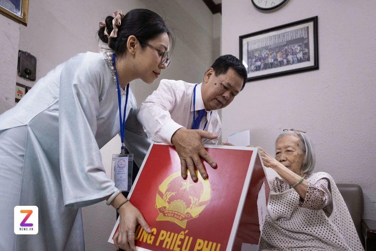 15-1773545331-mang-thung-phieu-den-tan-nha-cho-cu-ba-91-tuoi-thuc-hien-quyen-cu-tri