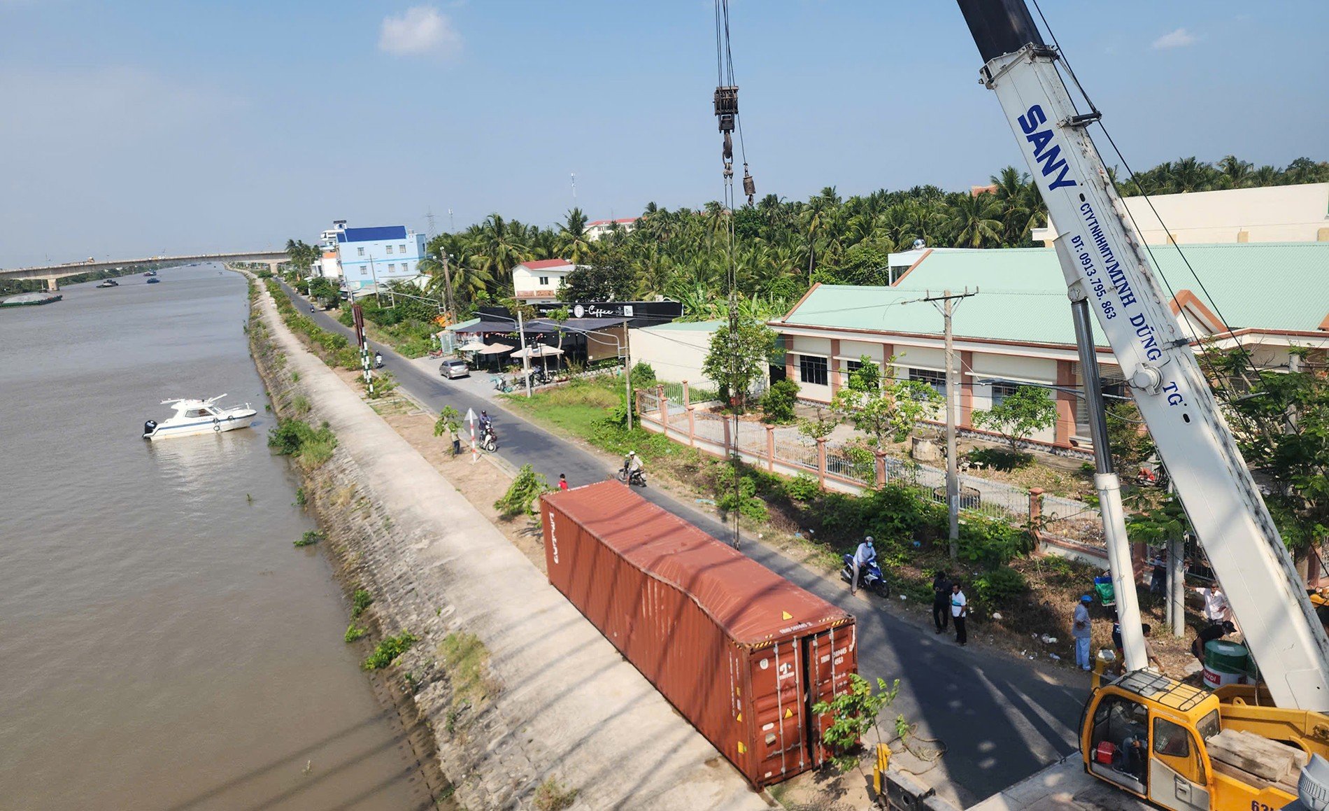 15-1773560606-tau-hon-4000-tan-vuong-day-dien-tren-kenh-cho-gao-container-roi-xuong-nuoc