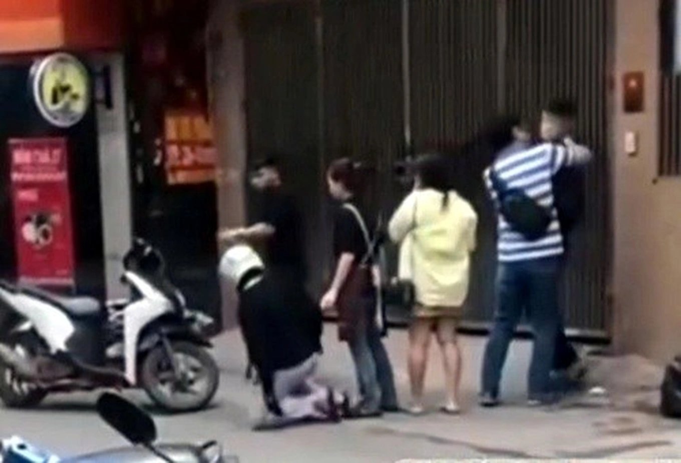 15-1773565498-cai-va-trong-quan-an-nam-thanh-nien-bi-chan-xe-va-hanh-hung-giua-duong-o-ha-noi